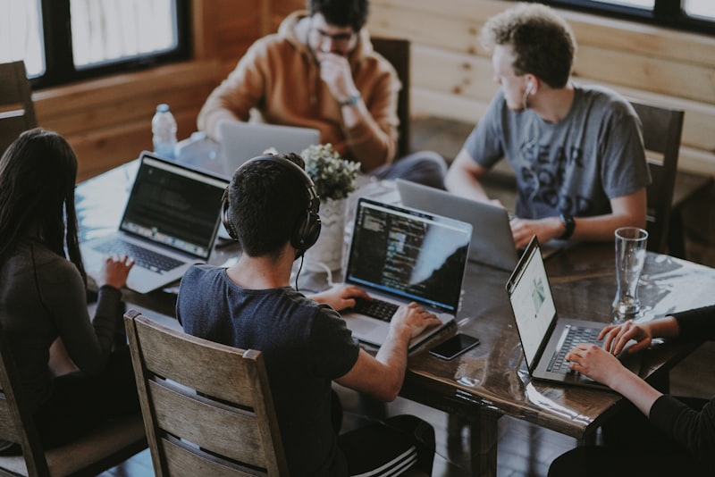 Kreativteam im Besprechungszimmer